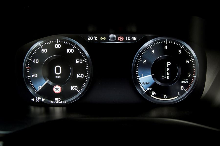 Панель приборов Volvo XC60 T5 R-Design 2017 года  (UK) (фото 6 из 26)